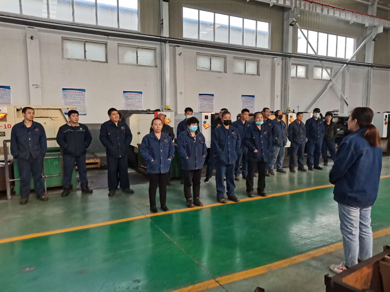 公司召開(kāi)2022年安全生產(chǎn)工作會(huì)議-03月11日上午，公司召開(kāi)2022年安全生產(chǎn)工作會(huì)議，總結(jié)2021年安全生產(chǎn)工作，部署2022年安全生產(chǎn)重點(diǎn)任務(wù)。公司各級(jí)領(lǐng)導(dǎo)班子、各部室及負(fù)責(zé)人、安全總監(jiān)及安全員等參加會(huì)議,會(huì)議由公司經(jīng)理張世立主持。 會(huì)上，公司安全總監(jiān)袁振水作《2022年安全生產(chǎn)工作報(bào)告》。總結(jié)了2021年的安全管理總體工作，分析了2022年安全管理所面臨的形勢(shì)，提出了公司2022年安全生產(chǎn)工作總體思路和重點(diǎn)工作。從十個(gè)方面進(jìn)行了工作部署◆ 持續(xù)提升安全生產(chǎn)思想認(rèn)識(shí)，進(jìn)一步樹(shù)牢安全發(fā)展理念?！?突出主體責(zé)任落實(shí)，抓好三年行...